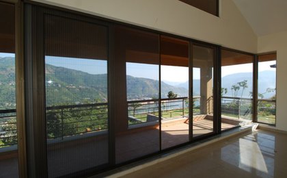 Siete do okien na suchý zips vs. siete proti hmyzu s rámom