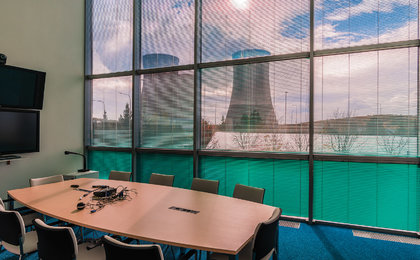 Máte veľké okná a klasická tieniaca technika vám nestačí? Skúste pevné slnolamy