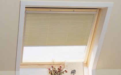 Doprajte si tieň aj v podkroví so žalúziami do strešných okien