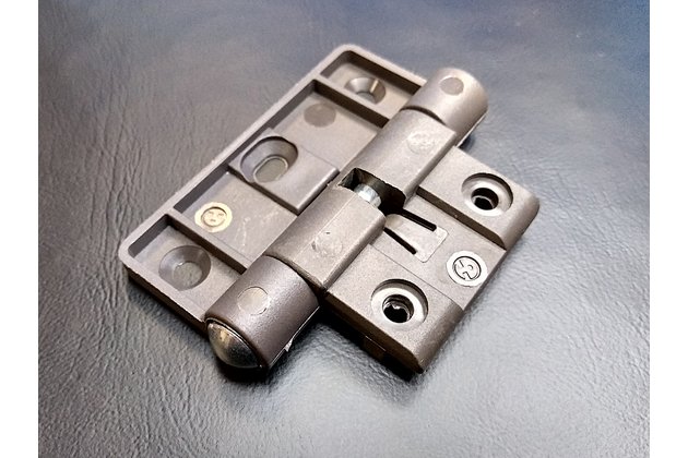 Hnedý pánt dverovej siete pre montáž do ostenia