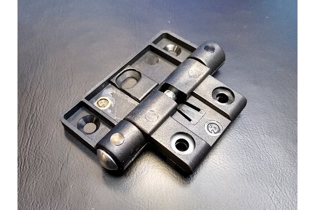 Čierny pánt dverovej siete pre montáž do ostenia