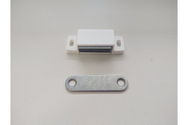 Magnet pre dverové siete biely