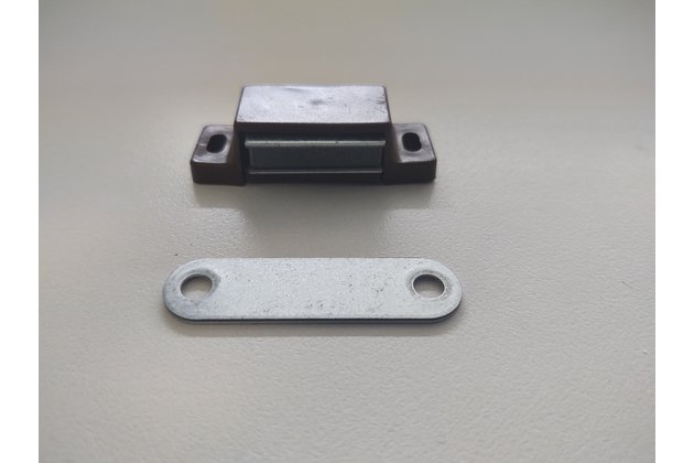 Magnet pre dverové siete hnedý