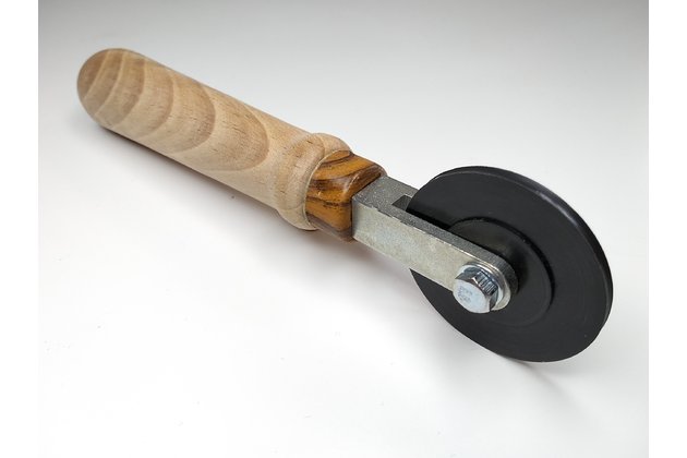 Prítlačné koliesko pre výmenu sieťoviny na siete proti hmyzu